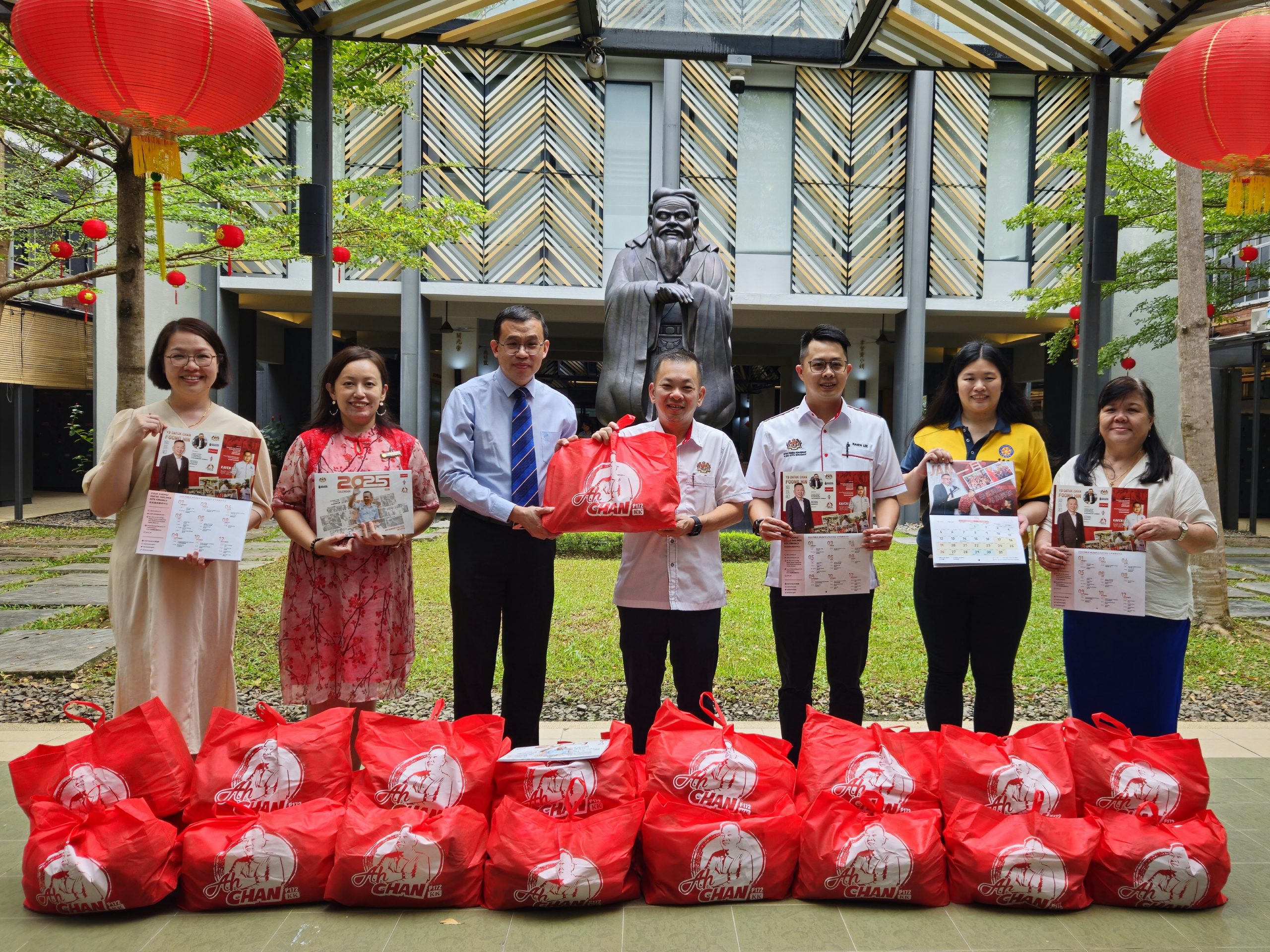 感谢YB拿督陈泓缣赠送 170 个“阿陈福袋”新年暖心包予本校教职员