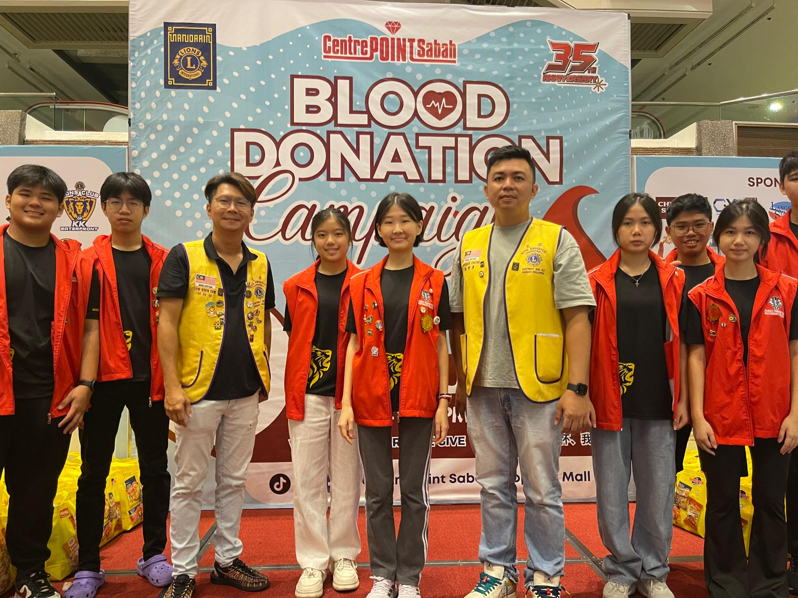 本校共有8名幼狮会成员参与由亚庇文华狮子会在沙巴太平洋购物中心举办的一场大型捐血活动