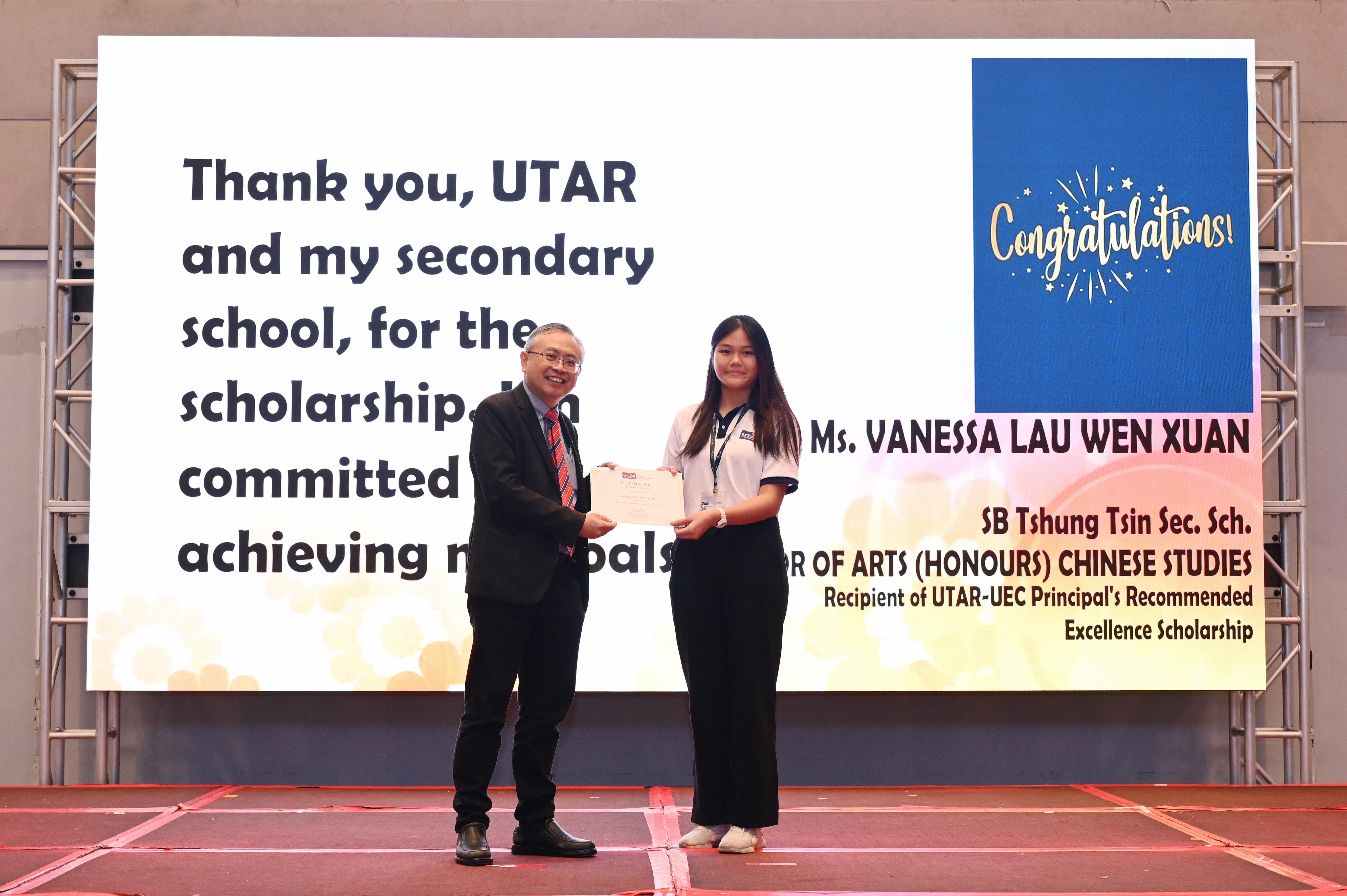 恭喜刘雯谖（2024年高三爱）获颁拉曼大学 Universiti Tunku Abdul Rahman (UTAR) 独中校⻓推荐卓越奖学⾦