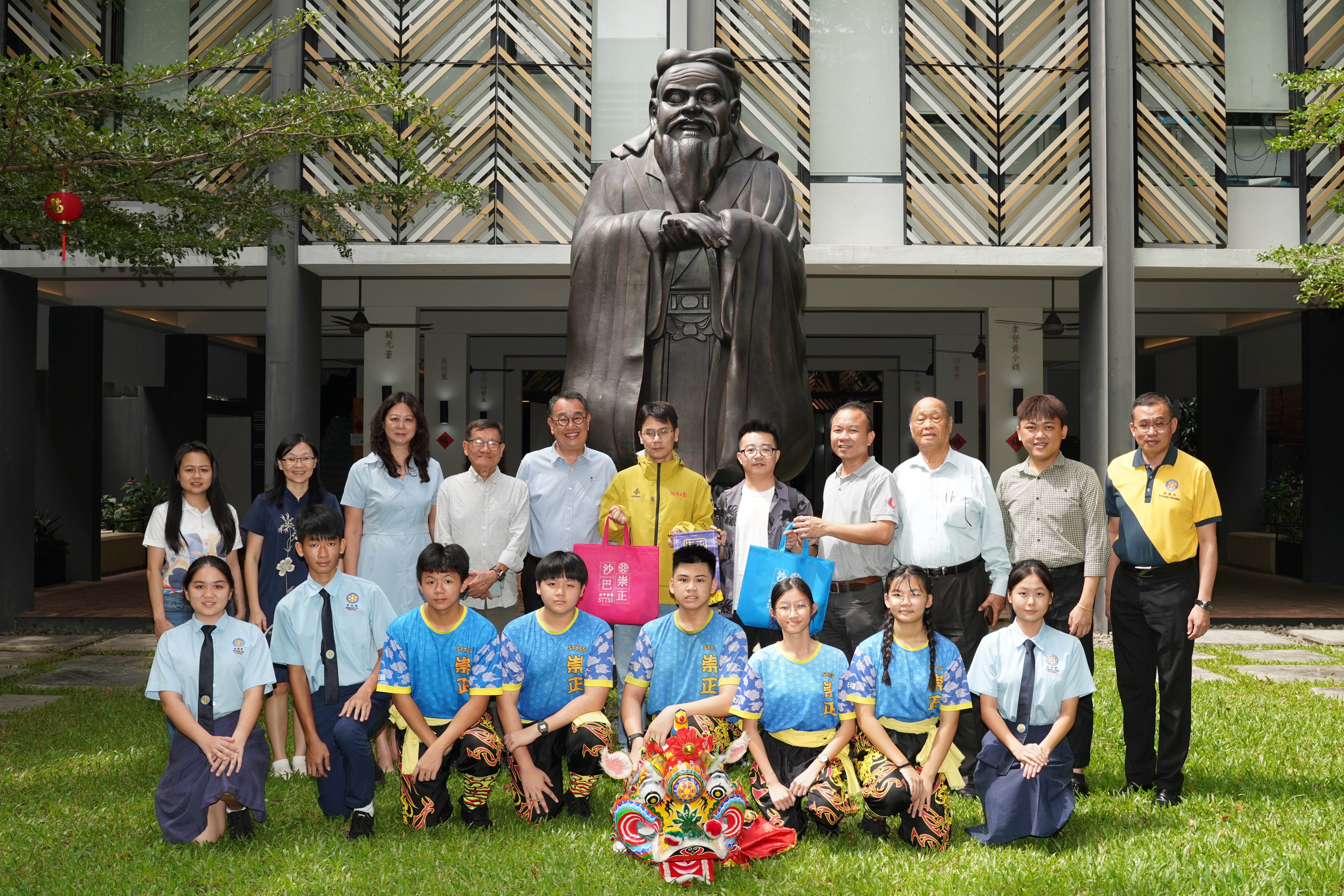 中国河南日报社“客从河洛来”采访记者走访本校