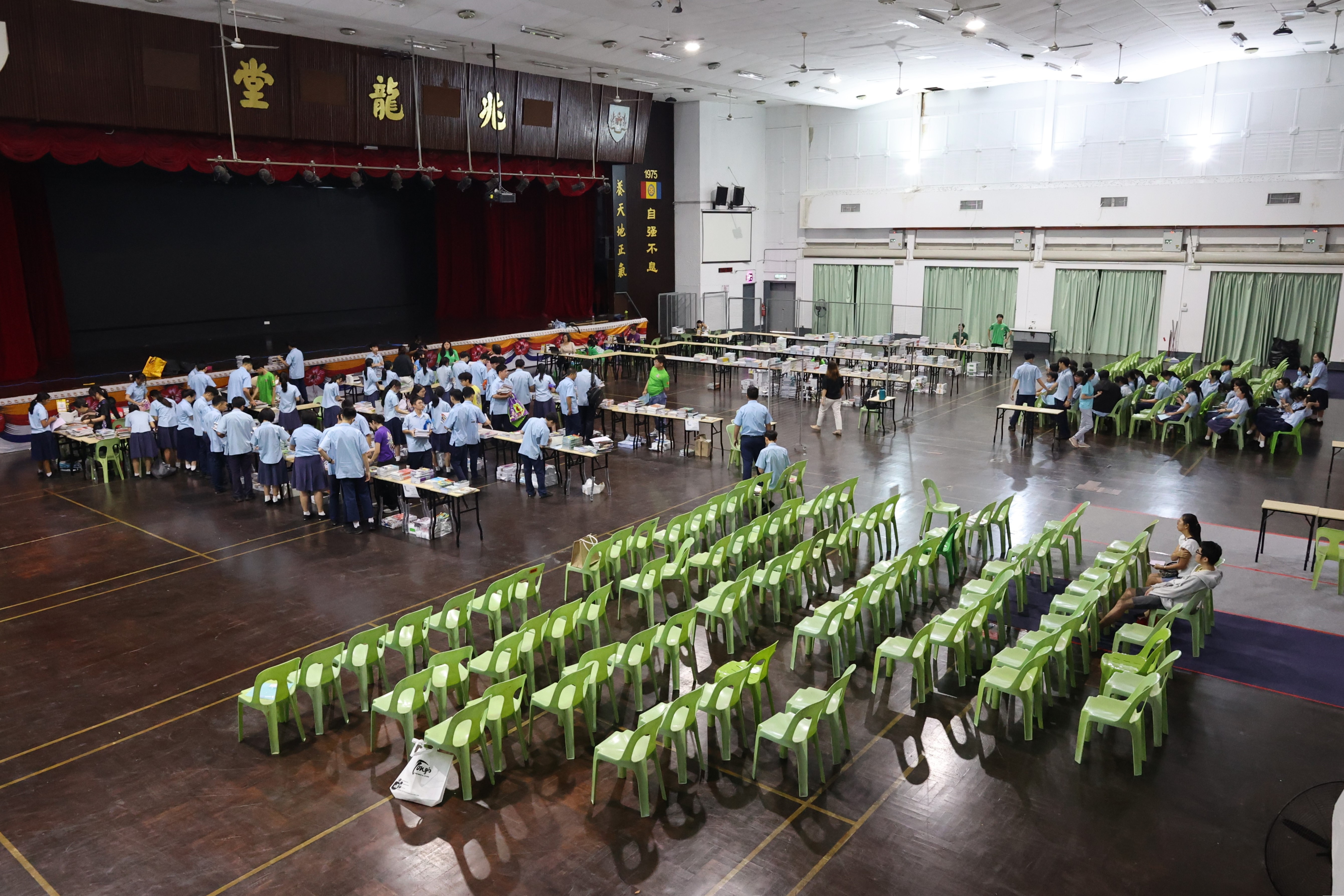 2026年高中部课本及作业簿购买顺利完成