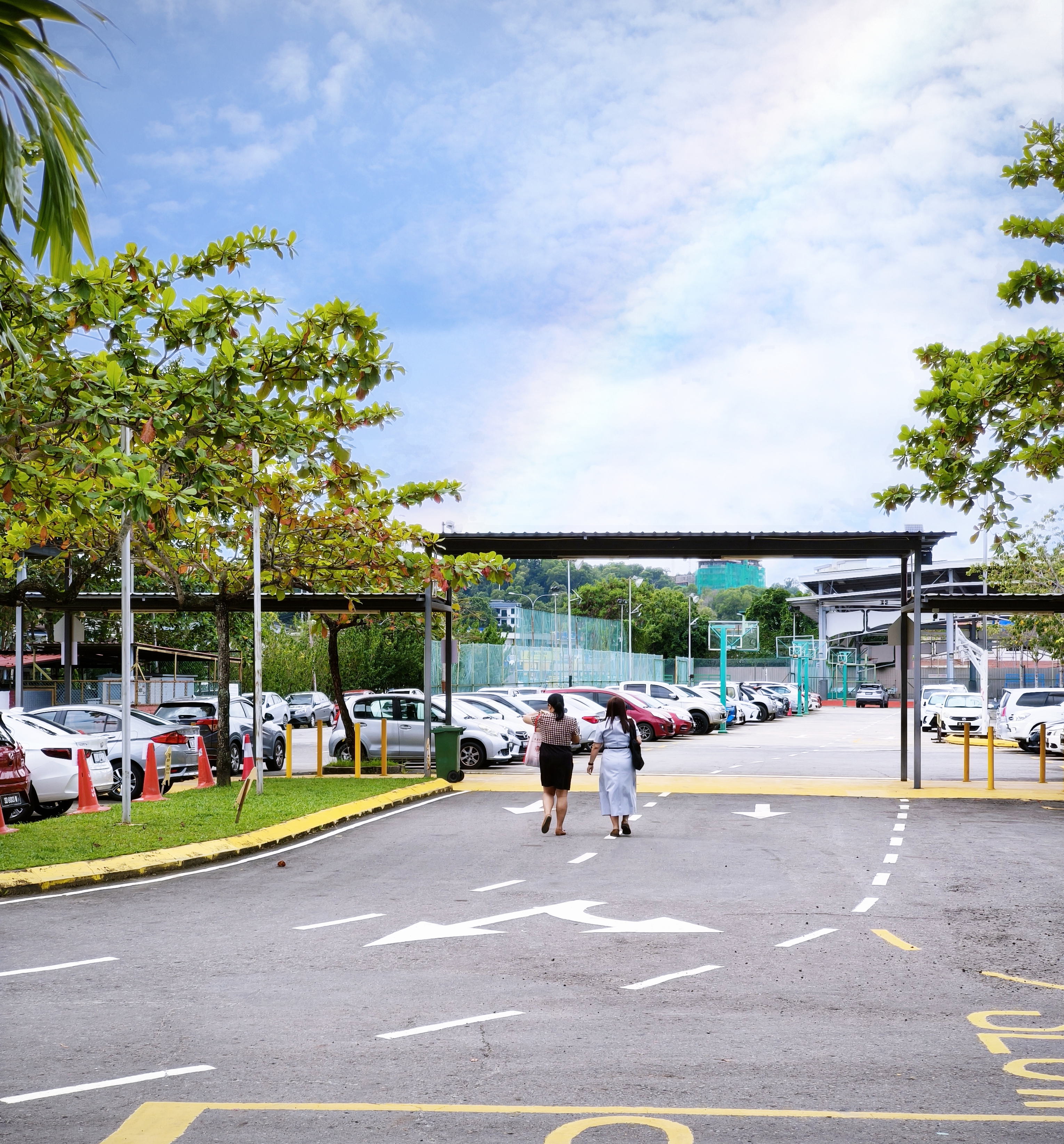 助学金两位老师背影